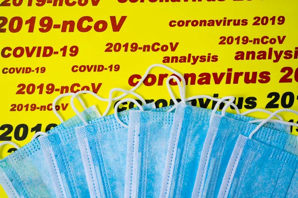 Topeng Bedah Antivirus Pada Latar Belakang Teks 2019 Ncov Coronavirus — Stok Foto
