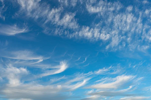 Cirrus Είναι Λωρίδα Σύννεφο Λευκό Φτερωτό Κρύσταλλος Πάγου Μπλε Φόντο — Φωτογραφία Αρχείου
