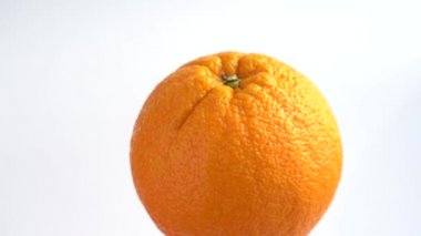 Beyaz arka planda turuncu. Olgun büyük meyve