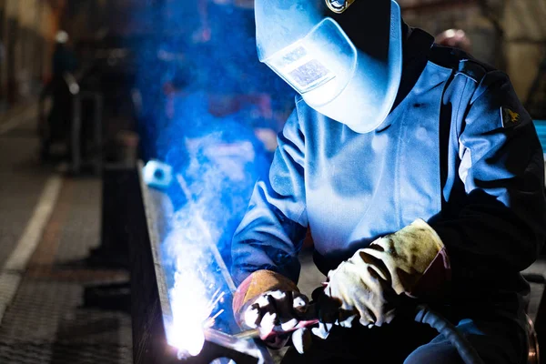 Kaynakçının işi bu. Fabrikanın zemininde kaynak işi var..