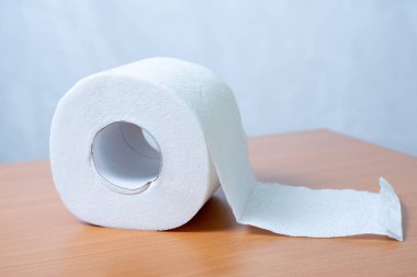 Ahşap arka planda tuvalet kağıdı, tuvalet kağıdı.