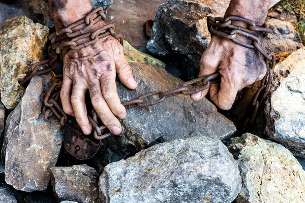 Ruce Skromného Otroka Který Nesnaží Osvobodit Temného Pozadí Konceptu Vězňů — Stock fotografie