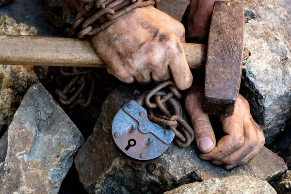 Las Manos Atadas Con Cadenas Esclavos Sostienen Martillo Deseo Liberarse —  Fotos de Stock