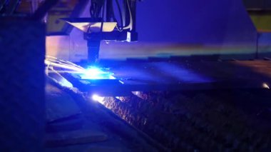 Endüstriyel lazer, düz metal levha ve kıvılcımlar üreten üretim teknolojisini kesiyor.