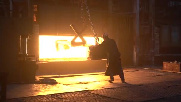 冶金工場での電気誘導のガス冶金炉 ハードワークの概念に詳細をロード鋼労働者 保護マスクの男とポーカーで働く制服 — ストック動画