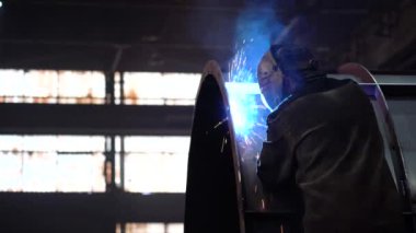 Kaynakçının işi bu. Fabrikanın zemininde kaynak işi var..