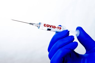 Spitz 'de Coronovirus aşısı. Yeni aşı hazır. Şırınganın ucundaki sıvı damlasına yakın çekim. Koronovirüse karşı aşı.