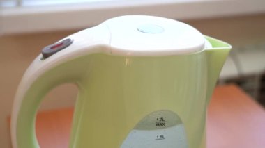 Elektrikli su ısıtıcısını aç. Su kaynıyor. Sıcaklık sensörü tetiklendi. Otomatik güç kapatıldı
