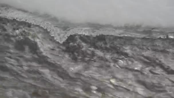Швидко Рухається Вода Проходить Через Танення Льоду Макро Потік Засніженому — стокове відео