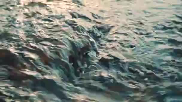 Швидко Рухається Вода Проходить Через Танення Льоду Макро Потік Засніженому — стокове відео