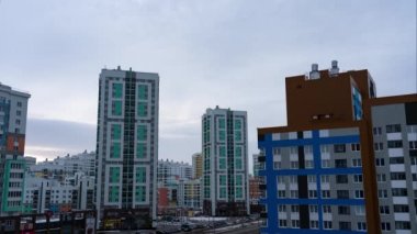 Bulutlu bir günde yeni bir yerleşim yeri. Çok katlı binalar. Kış.