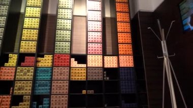 Yekaterinburg, Rusya - Mart 2020. Renkli bir Nespresso kapsülünün tek bir kahve için vitrini görüntüsü.