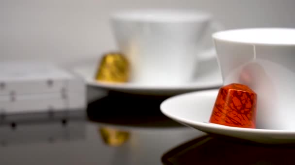 Kleurrijke Nespresso Capsules Voor Een Enkele Koffie — Stockvideo