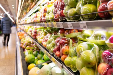 Bir süpermarkette elmaları bir rafa boşalttım..