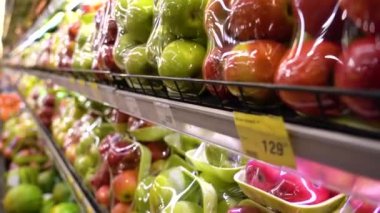 Bir süpermarkette elmaları bir rafa boşalttım..