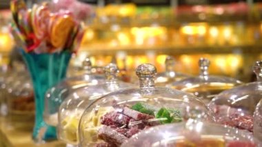 Vitrindeki cam çan altında Türk lokumu.