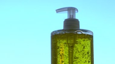 Virüs enfeksiyonuna karşı korunmak için el temizleyici jel ve tıbbi maskeler. Coronavirüs.