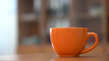 Kahve fincanı rafın arka planında.