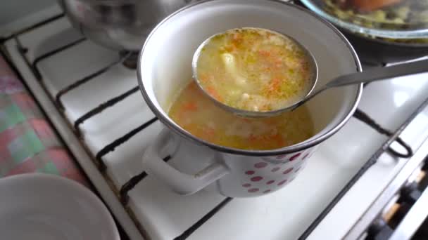 Despeje Sopa Panela Tigela Com Uma Colher Comida Caseira — Vídeo de Stock