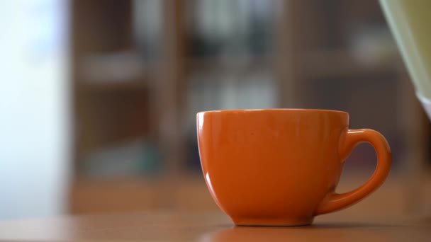 Kaffeetasse Auf Dem Tisch Vor Dem Hintergrund Der Regale — Stockvideo