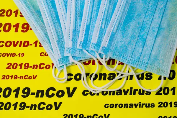 Topeng Bedah Antivirus Pada Latar Belakang Teks 2019 Ncov Coronavirus — Stok Foto