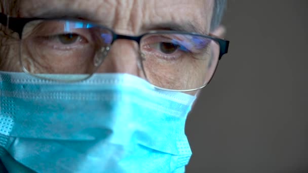 Porträtt Äldre Man Glasögon Och Medicinsk Mask — Stockvideo