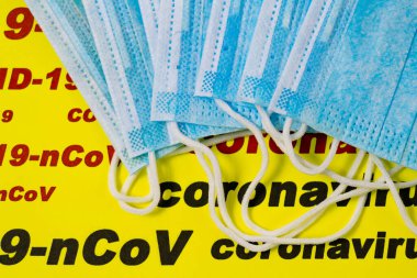 Metnin arka planındaki antiviral cerrahi maskeler: 2019-ncov, coronavirus 2019, Covid-19. Virüs salgını konsepti. Kapat..