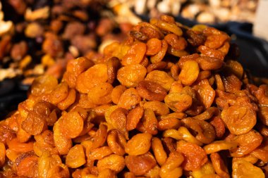 Kurutulmuş kayısı. Makro. Yakından kurumuş kayısılar yığını. Parlak güneş ışığı keskin gölgeler verir.