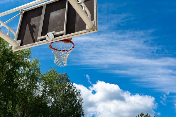 Koszykówka Tablica Pierścieniem Ulicy Błękitne Niebo — Zdjęcie stockowe