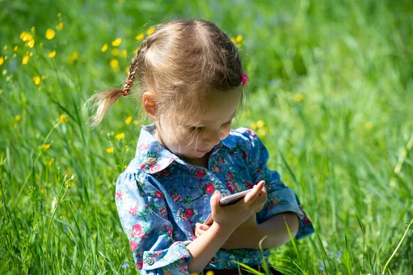 Liten Flicka Med Flätor Solig Sommardag Grön Äng — Stockfoto