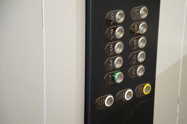 Viral enfeksiyon nesnelerle bulaşır. Coronavirus yaygın nesnelerle bulaşır. Asansörün düğmelerinde viral enfeksiyon var. Önlemler ve hastalık önleme.