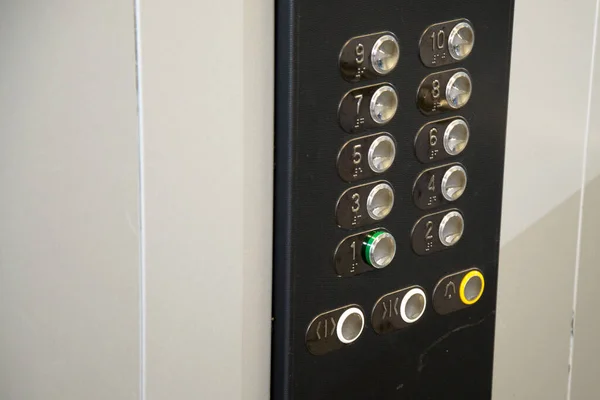 Viral enfeksiyon nesnelerle bulaşır. Coronavirus yaygın nesnelerle bulaşır. Asansörün düğmelerinde viral enfeksiyon var. Önlemler ve hastalık önleme.