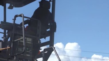 İyi havada yol tamiri. Asfalt kaldırım taşı otoyolda asfalt uyguluyor. Sokağa otomatik olarak asfalt uygulamak için kullanılan ekipman.