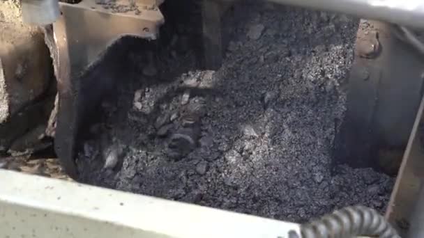 Une nouvelle couche d'asphalte chaud. Pavé d'asphalte application d'asphalte sur la route. Un équipement utilisé pour appliquer l'asphalte sur la rue automatiquement .