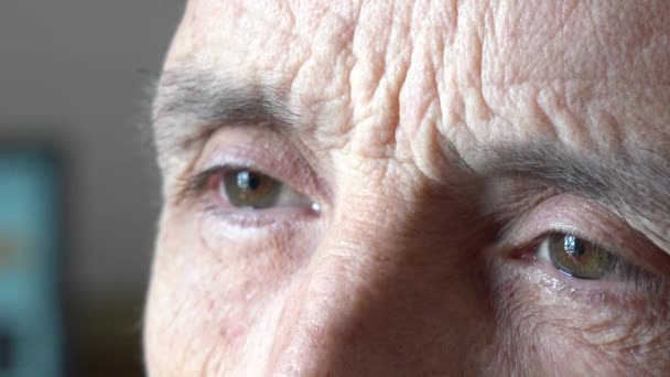 Τα μάτια ενός ηλικιωμένου άντρα από κοντά. Τρία τέταρτα πορτρέτο. Ένας ώριμος άντρας κοιτάζει αλλού. — Αρχείο Βίντεο