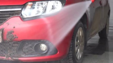 Arabanın kirini yıka. Çok kirli bir araba profesyonel bir araba yıkama yerinden geçer. Güçlü bir su basıncı arabanın tamponundaki kiri temizler..