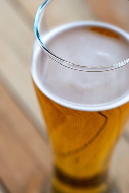 Biralı uzun bardak. Yarım litre bira..