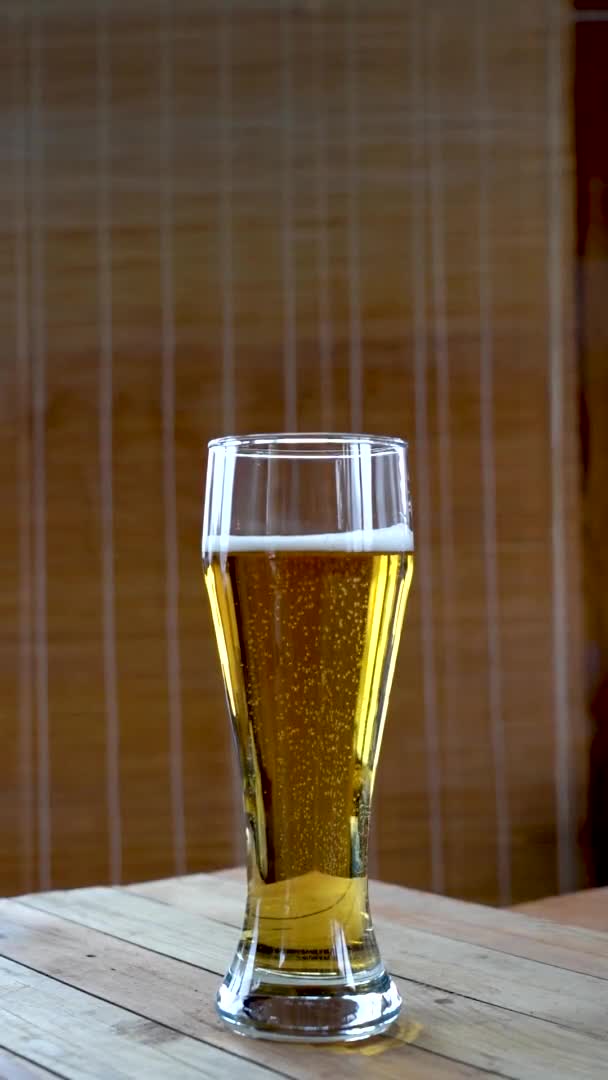 Bicchiere Alto Con Birra Video Verticale Una Pinta Birra — Video Stock