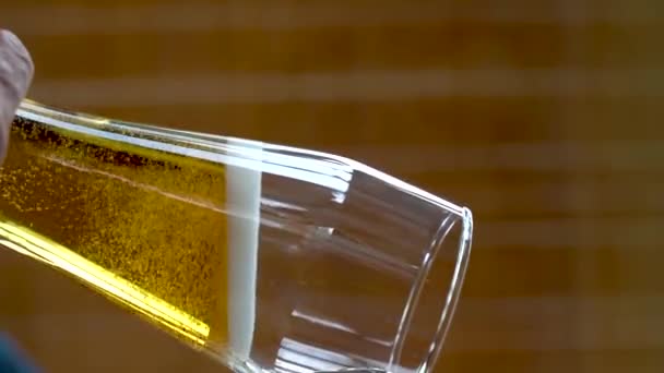 啤酒倒入玻璃杯 垂直录像 把啤酒从瓶子里倒到最后一滴 — 图库视频影像