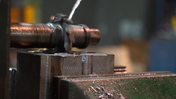 工艺中切割金属的老工业铣床 — 图库视频影像