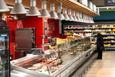 Markette yalnız alışveriş yapan. Taze gıda tüketimi.