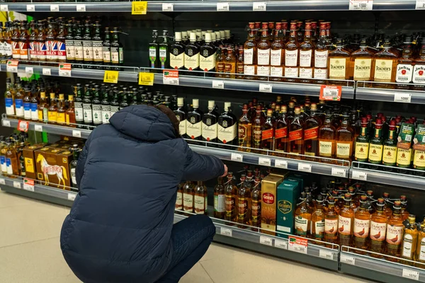 Yekaterinburg Rusland November 2019 Een Man Gedachten Voor Rijen Alcohol — Stockfoto