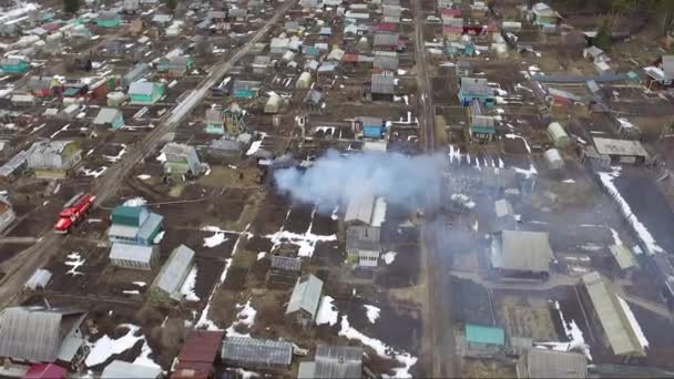 Luftaufnahme Eines Löschzuges Landhäuser Brennendes Landhaus — Stockvideo
