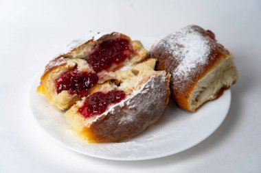 Tabakta tatlı çörekler. Pişmiş sıcak ev yapımı çörekler. Beyaz bir arkaplanda izole edilmiş.