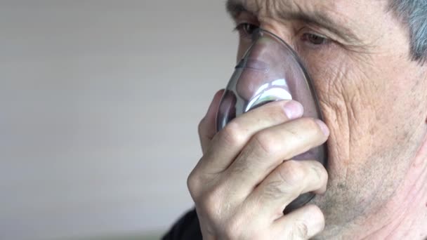 Hombre Respira Oxígeno Usando Una Máscara Primer Plano Anciano Haciendo — Vídeos de Stock