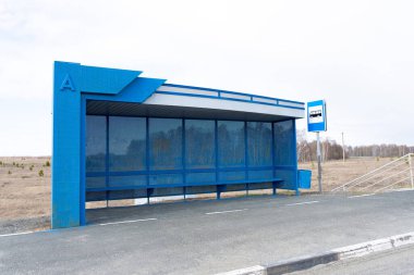 Boş otobüs durağı. Koltuklu modern çelik yol kenarı otobüs durağı.