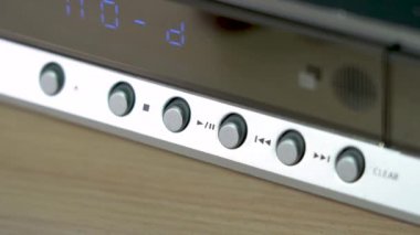 DVD oynatıcının kontrol panelindeki düğmeye parmağınızla basıyorsunuz. Başlık Disksiz. Açılı makro çekim