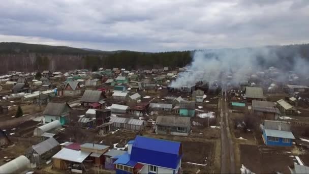 Пожежна Машина Біля Палаючого Будинку Пташине Око Вид Повітря Вогнегасне — стокове відео