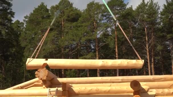 用原木盖房子 为结构的组装准备圆木 在建筑基地组装木制圆木房子 — 图库视频影像
