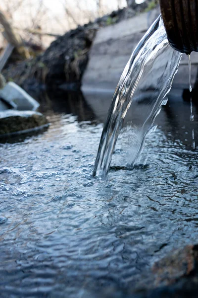 Fuente natural de agua limpia. El agua más pura sabrosa y sana — Foto de Stock